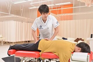 横浜市戸塚区で腰痛に悩む方へ 整骨院の鍼灸と骨盤矯正で根本改善